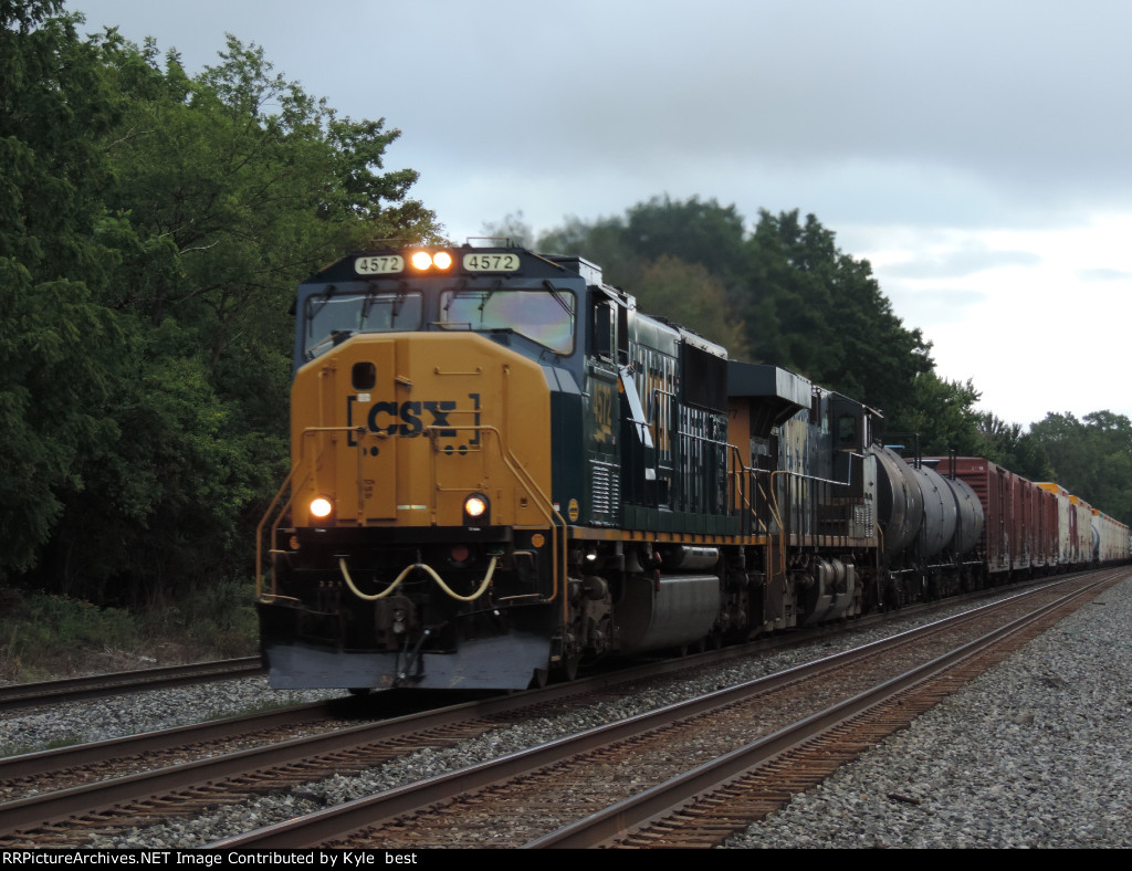 CSX 4572 